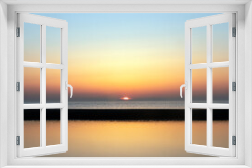 Fototapeta Naklejka Na Ścianę Okno 3D - reflection of colorful sunset in water near beach