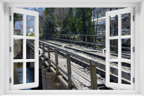 Fototapeta Naklejka Na Ścianę Okno 3D - Alte Holzbrücke mit Schienen verfallen 