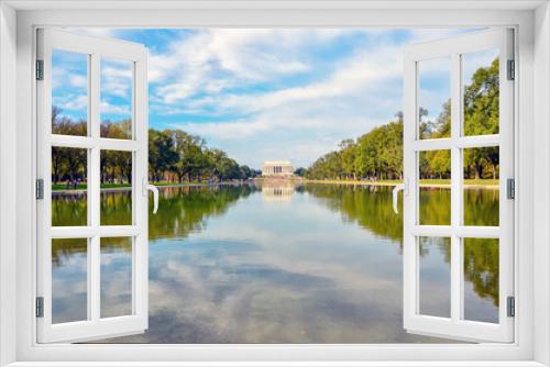 Fototapeta Naklejka Na Ścianę Okno 3D - The Lincoln Memorial in Washington DC with reflection