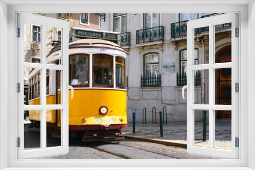 Fototapeta Naklejka Na Ścianę Okno 3D - Lisbon tramway