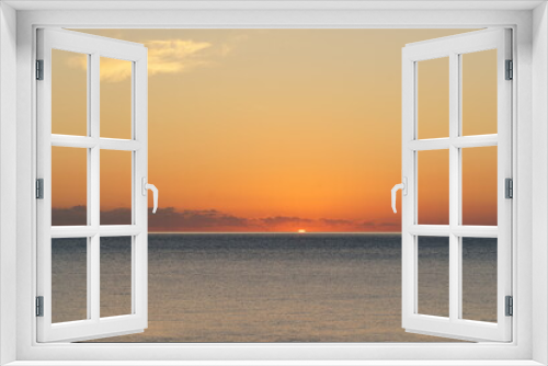 Fototapeta Naklejka Na Ścianę Okno 3D - Sunrise over the calm sea