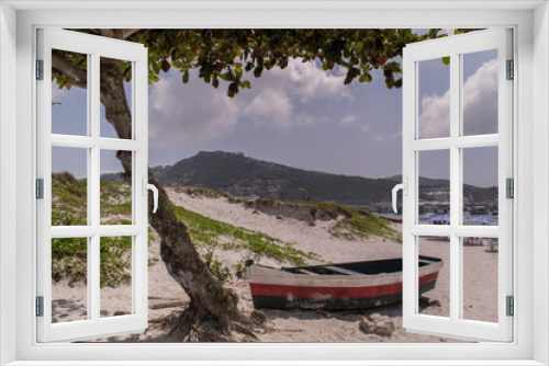 Fototapeta Naklejka Na Ścianę Okno 3D - lindas praias com areia, rochas, montanhas, árvores, barcos em cabo frio