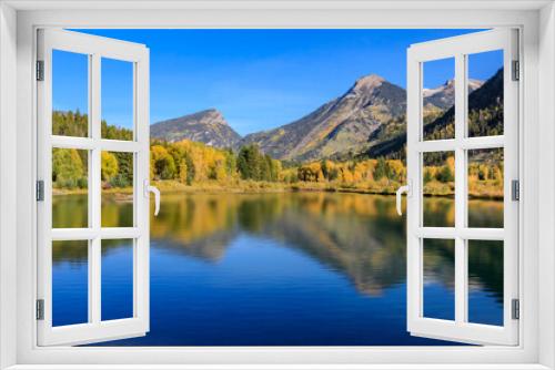 Fototapeta Naklejka Na Ścianę Okno 3D - A small, roadside lake in Marble, Colorado, USA