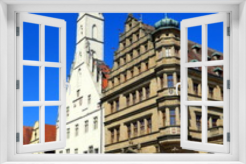 Fototapeta Naklejka Na Ścianę Okno 3D - Rathaus mit weißem Turm in Rothenburg und schönem  Marktplatz unter blauem Himmel