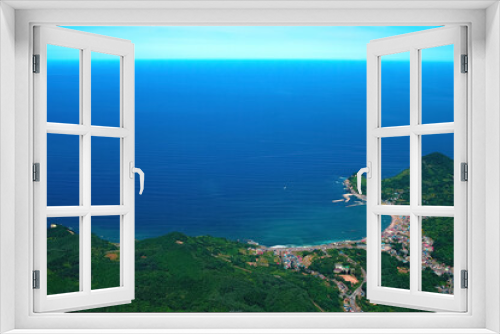 Fototapeta Naklejka Na Ścianę Okno 3D - 海辺の町と広がる大海