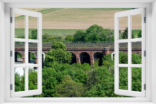 Fototapeta Naklejka Na Ścianę Okno 3D - Blick vom Adolfsturm in Friedberg, Hessen auf eine ländliche Landschaft und einer alten Eisenbahnbrücke.