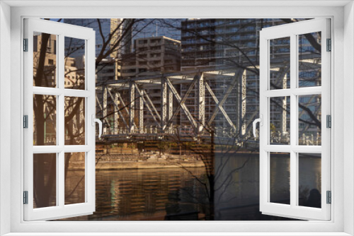 Fototapeta Naklejka Na Ścianę Okno 3D - ガラスに映った運河と人道橋、現実と非現実
