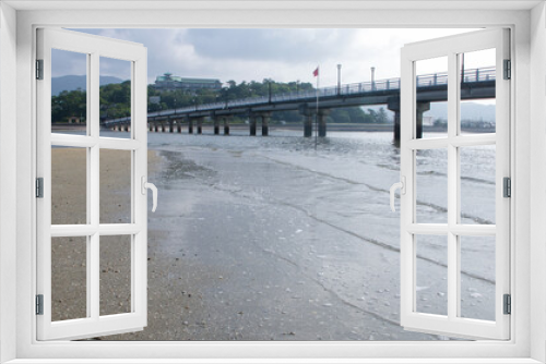 Fototapeta Naklejka Na Ścianę Okno 3D - 夏の竹島、干潮の浅瀬から臨む竹島大橋と海岸の波打ち際