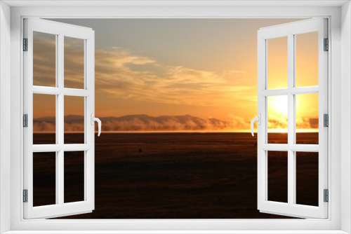 Fototapeta Naklejka Na Ścianę Okno 3D - A misty sunrise in Colorado