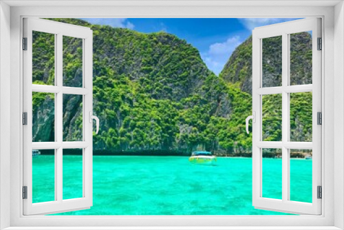 Fototapeta Naklejka Na Ścianę Okno 3D - Grüne Vulkaninsel in Thailand mit türkis klarem Wasser umgeben und Booten