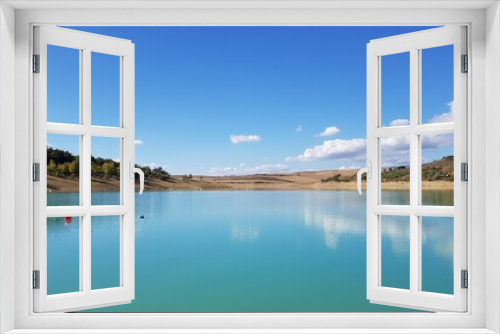 Fototapeta Naklejka Na Ścianę Okno 3D - un bonito y tranquilo lago de montañas con agua azul limpia y cielo azul en España