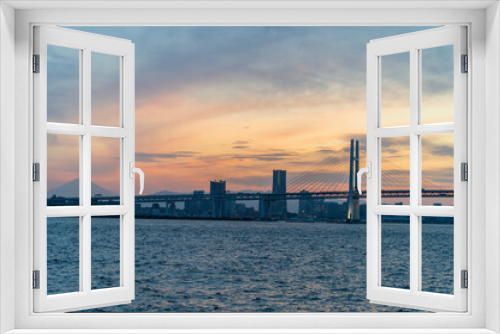 Fototapeta Naklejka Na Ścianę Okno 3D - 大黒埠頭から　夕日と富士山とベイブリッジ
