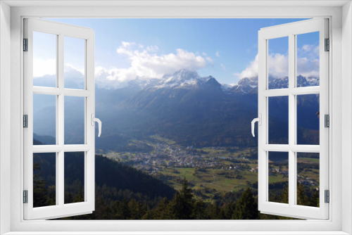 Fototapeta Naklejka Na Ścianę Okno 3D - Dorf im Tal vor Sonnigem Bergpanorama