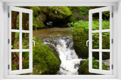 Fototapeta Naklejka Na Ścianę Okno 3D - Kleiner Wasserfall im frühlingshaften Laubwald