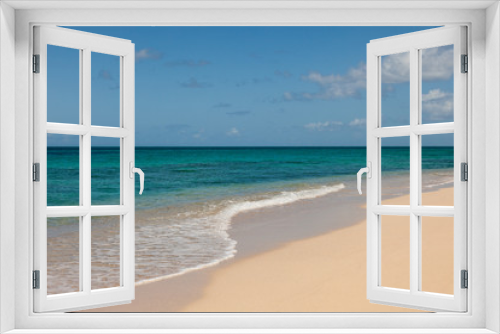 Fototapeta Naklejka Na Ścianę Okno 3D - Beautiful Sandy Tropical Beach and Sunny Ocean Seascape