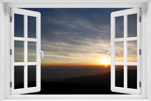 Fototapeta Naklejka Na Ścianę Okno 3D - clouds and horizon at sunrise