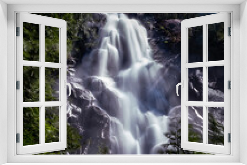 Fototapeta Naklejka Na Ścianę Okno 3D - The water from Shannon Creek tumbles down Shannon Falls near Squamish, British Columbia, Canada