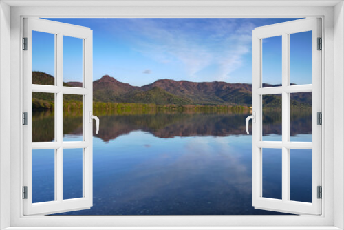 Fototapeta Naklejka Na Ścianę Okno 3D - 静水の湖面に映る湖畔の森と山々と空。