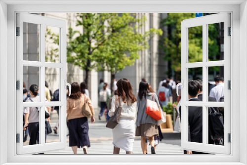 朝、通勤する女性の後ろ姿