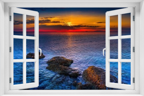 Fototapeta Naklejka Na Ścianę Okno 3D - Skały na wybrzeżu morza Adriatyckiego w Grecji o wschodzie słońca
