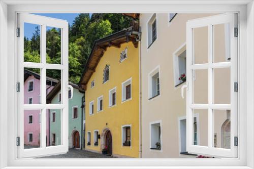 Fototapeta Naklejka Na Ścianę Okno 3D - Gasse mit bunten Fassaden in Rattenberg, Tirol