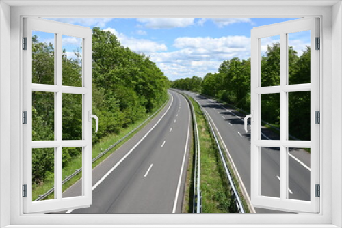 Fototapeta Naklejka Na Ścianę Okno 3D - Leere Autobahn im Mai
