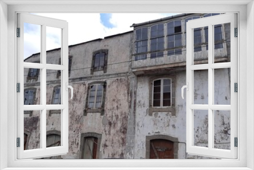 Fototapeta Naklejka Na Ścianę Okno 3D - Antiguo hostal en las inmediaciones de la estación de Baamonde, Galicia