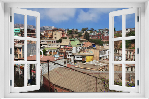 Fototapeta Naklejka Na Ścianę Okno 3D - The view on the hill with vintage houses in Valparaiso, Pacific coast, Chile