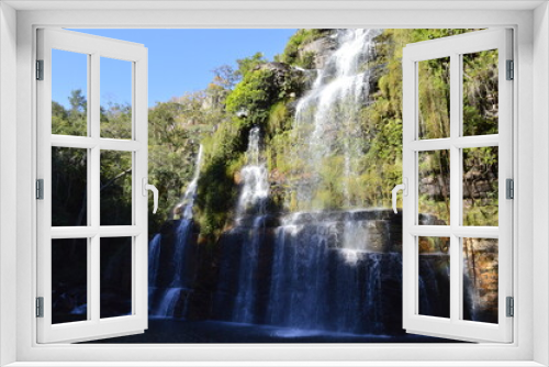 Fototapeta Naklejka Na Ścianę Okno 3D - Cachoeira rodeada de mata e céu azul