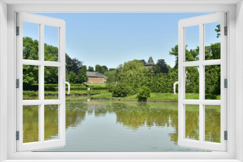 Fototapeta Naklejka Na Ścianę Okno 3D - Reflet de l'étang du Moulin au milieu de la végétation luxuriante du parc d'Enghien en Hainaut 