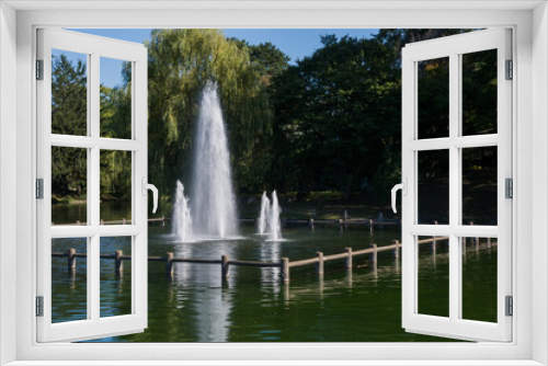 Fototapeta Naklejka Na Ścianę Okno 3D - 夏の緑の都市公園の噴水
