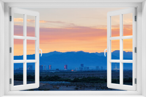 Fototapeta Naklejka Na Ścianę Okno 3D - Sunset view of the famous strip skyline of Las Vegas at Nevada