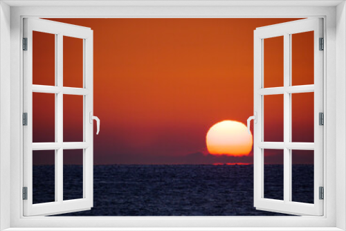 Fototapeta Naklejka Na Ścianę Okno 3D - Sunrise over sea
