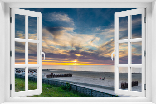 Fototapeta Naklejka Na Ścianę Okno 3D - Sonnenuntergang über dem Strand