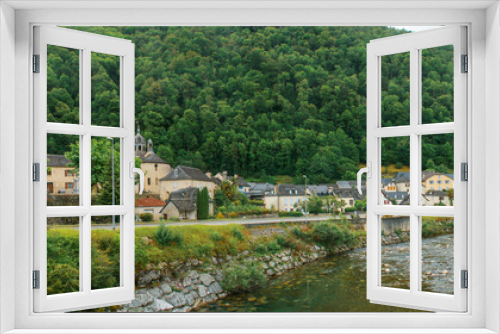 Fototapeta Naklejka Na Ścianę Okno 3D - Sarrance (pequeño pueblo de los Pirineos franceses) y río Aspe. Casas de arquitectura tradicional situadas al pie de la ladera junto a la orilla del río.