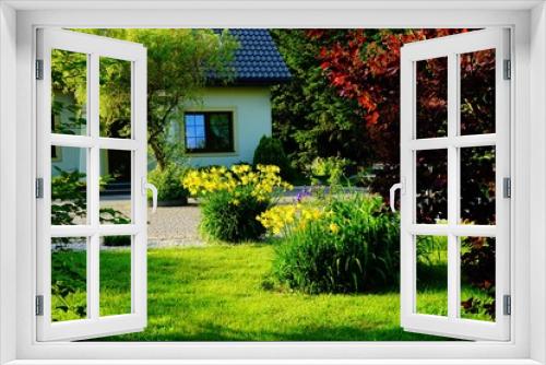 Fototapeta Naklejka Na Ścianę Okno 3D - Spojrzenie z ogrodu na dom