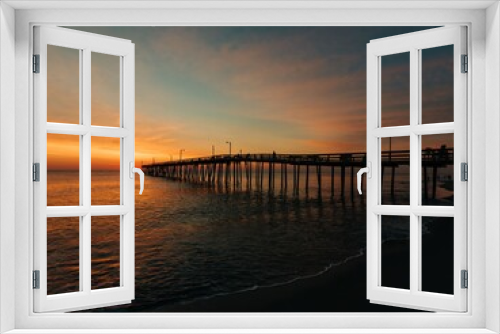 Fototapeta Naklejka Na Ścianę Okno 3D - Nags Head Pier at sunrise, in the Outer Banks, North Carolina