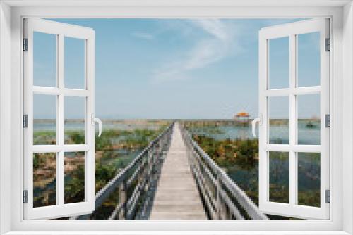 Fototapeta Naklejka Na Ścianę Okno 3D - walkway to lake