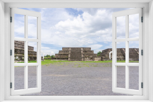 Fototapeta Naklejka Na Ścianę Okno 3D - Chichen Itza is a Mayan city located on the Yucatan Peninsula in Mexico. Chichen Itza is one of the major ruins of the northern Mayan lowlands, built in the late classical period.
