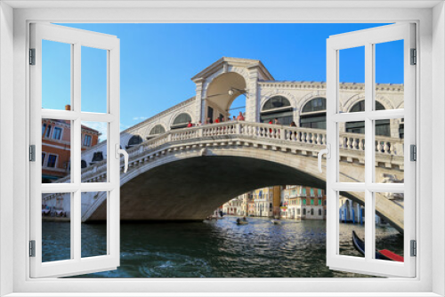 Fototapeta Naklejka Na Ścianę Okno 3D - Rialto Bridge in Venice in the early evening with Grand Canal