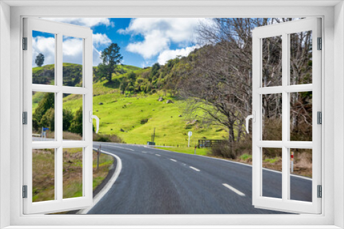 Fototapeta Naklejka Na Ścianę Okno 3D - Road across New Zealand countryside