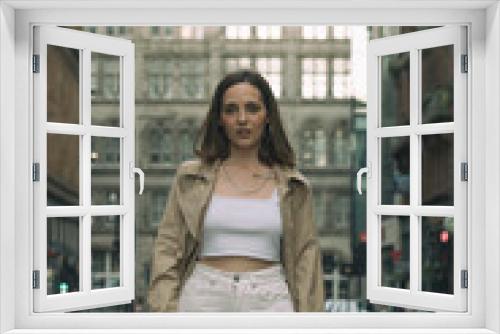 Modelo Mujer Posando en Calles de la Ciudad de Glasgow en Reino Unido