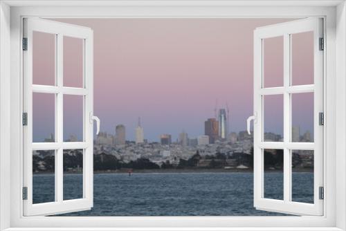 Fototapeta Naklejka Na Ścianę Okno 3D - Tolle Aussichten von der Golden Gate Bridge in San Francisco in Amerika. Atemberaubender Sonnenuntergang mit eine Möwe im Vordergrund. Klarer Himmel.