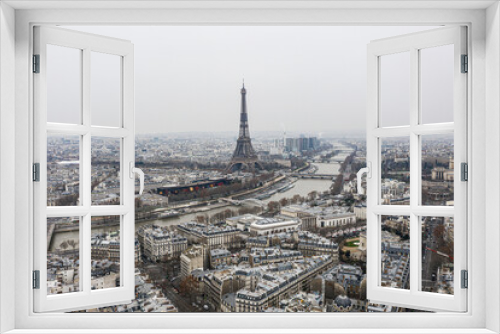 Fototapeta Naklejka Na Ścianę Okno 3D - View on Eiffel tower and the river over the roofs of Paris on a grey cloudy day