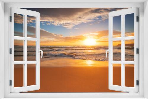 Fototapeta Naklejka Na Ścianę Okno 3D - Beach sunrise over the tropical sea