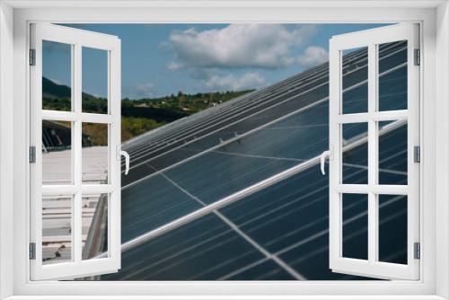 Fototapeta Naklejka Na Ścianę Okno 3D - Paneles solares en techo de nave industrial