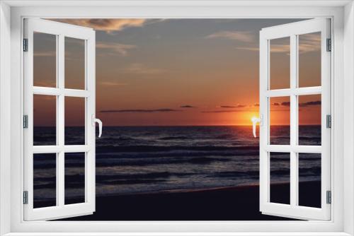 Fototapeta Naklejka Na Ścianę Okno 3D - Amanecer en la playa con vistas al Mar Mediterráneo con cielo anaranjado y nublado.