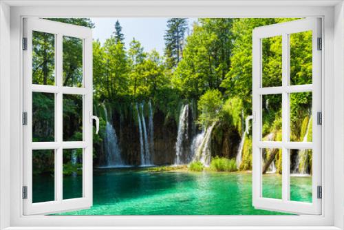 Fototapeta Naklejka Na Ścianę Okno 3D - クロアチア　プリトヴィツェ湖群国立公園の緑に囲まれた滝