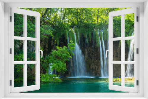 Fototapeta Naklejka Na Ścianę Okno 3D - クロアチア　プリトヴィツェ湖群国立公園の原生林と流れ落ちる滝