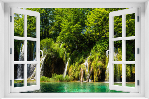 Fototapeta Naklejka Na Ścianę Okno 3D - クロアチア　プリトヴィツェ湖群国立公園の緑に囲まれた滝